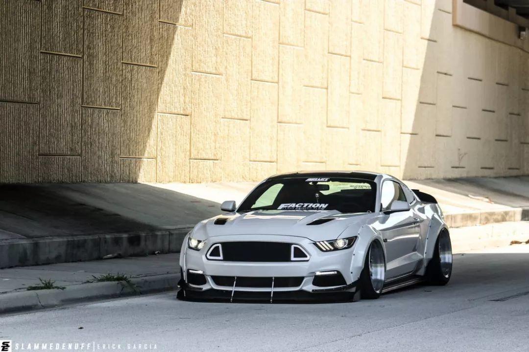 无V8不野马，这辆Mustang改装宽体后更迷人了